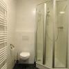 salle de bain, carrelages clairs, douche wc et lavabo