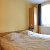 Schlafzimmer mit Doppelbett, jeder hat seine eigene Tür zum Bett.
