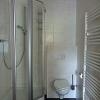 salle de bain, carrelages clair, douche, wc et Lavabo